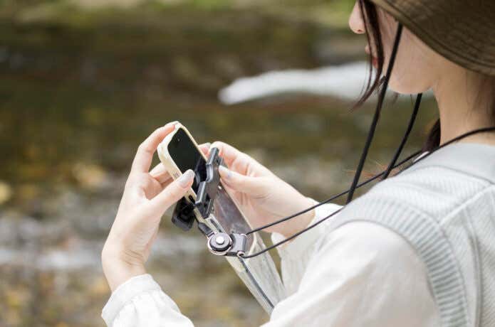 防水ケースにスマホを収納