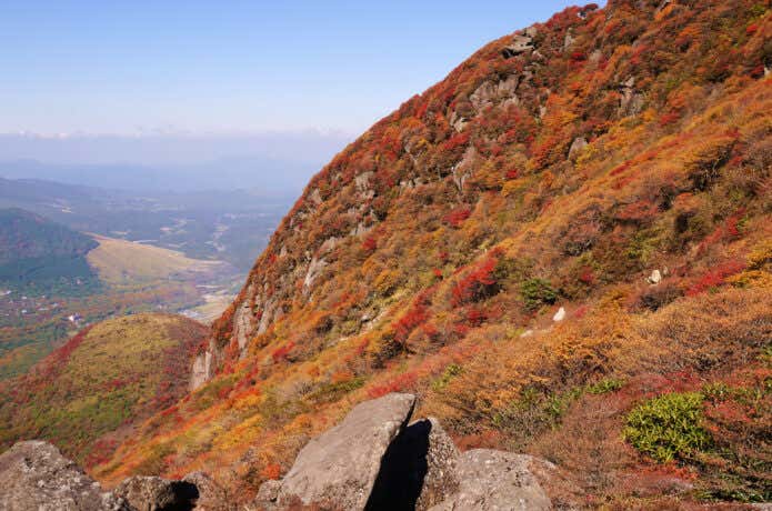 三俣山山頂部より長者原方面を望む