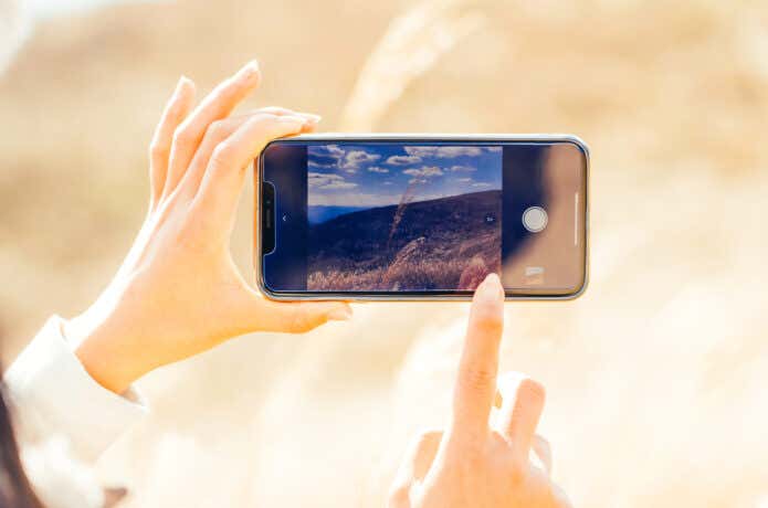 登山中にスマホで撮影をする人
