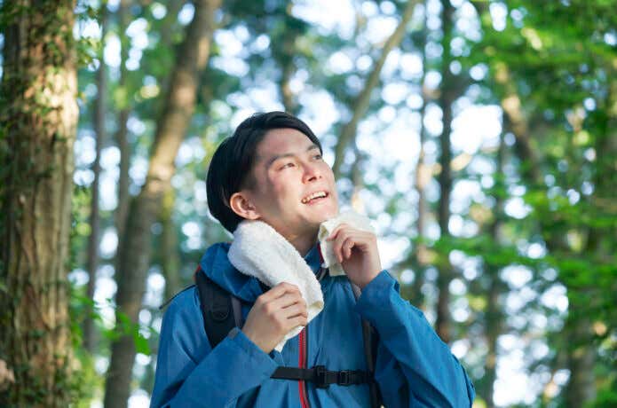 汗を拭く登山者