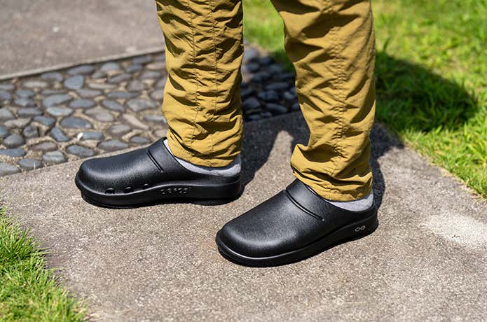 OOFOSのOOcloog（ウークルッグ）着用