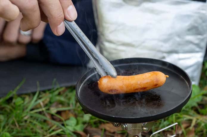 サッと調理ができる小型のクッカー（エバニュー PANTAPAS）