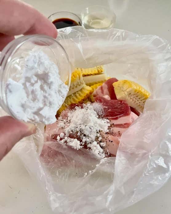 ②ビニール袋に豚肉、とうもろこしを入れて、塩、こしょう、片栗粉を入れても軽く振る。