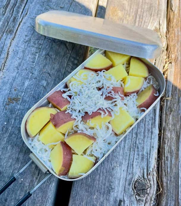 ③蓋をして、固形燃料で25分程度炊飯する。④炊き上がったらタオルなどを巻いて10分保温する。⑤蓋を開け混ぜたら出来上がり。