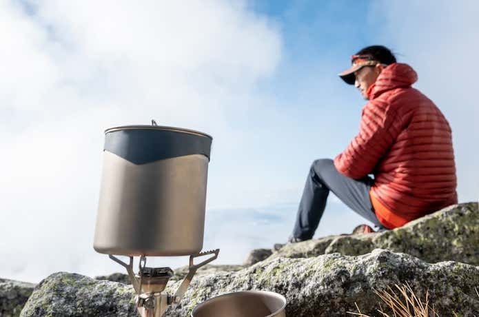 エバニューのDeep Potを使用する登山者