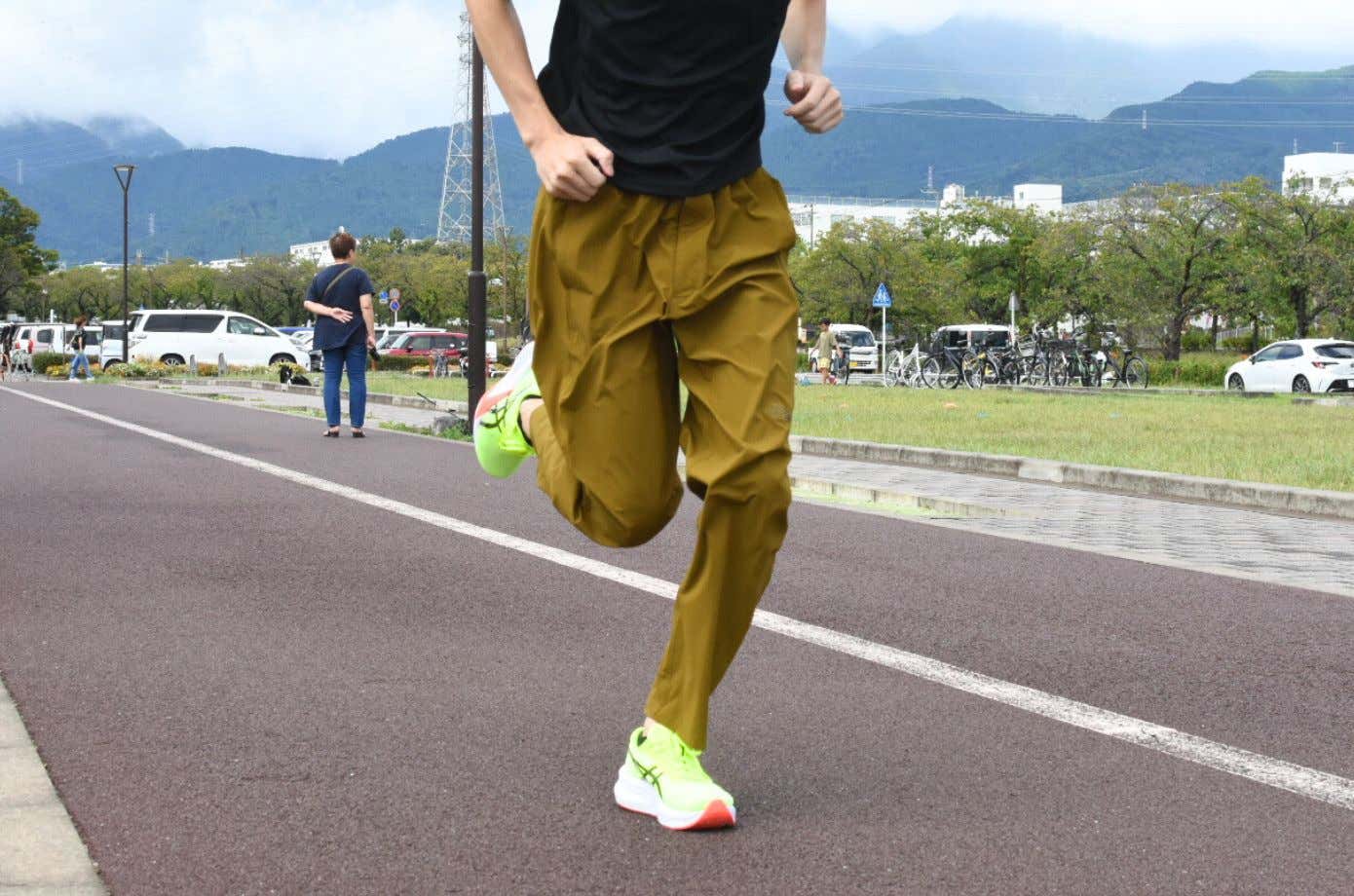 山でも街でもヘビロテ級！マウンテンカラーパンツの魅力を徹底