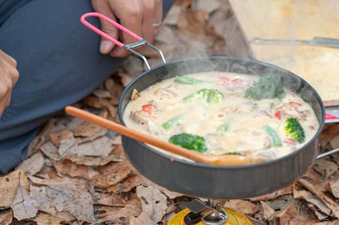 エバニューのフライパンでシチューを作る登山者
