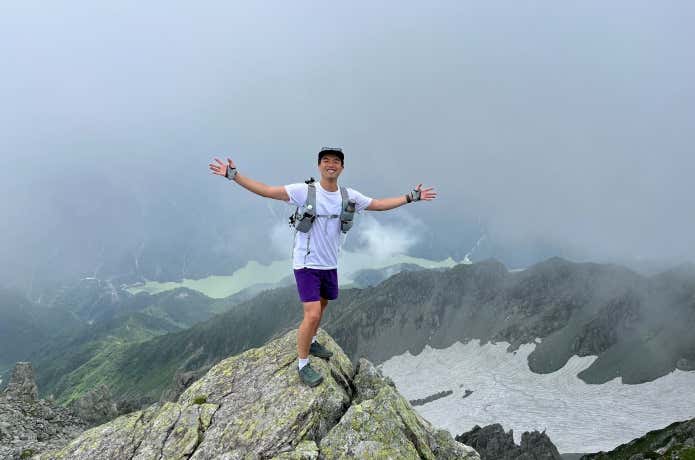 トレランシューズで登山をする人