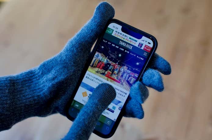 グローブをしてスマートフォンを操作する様子
