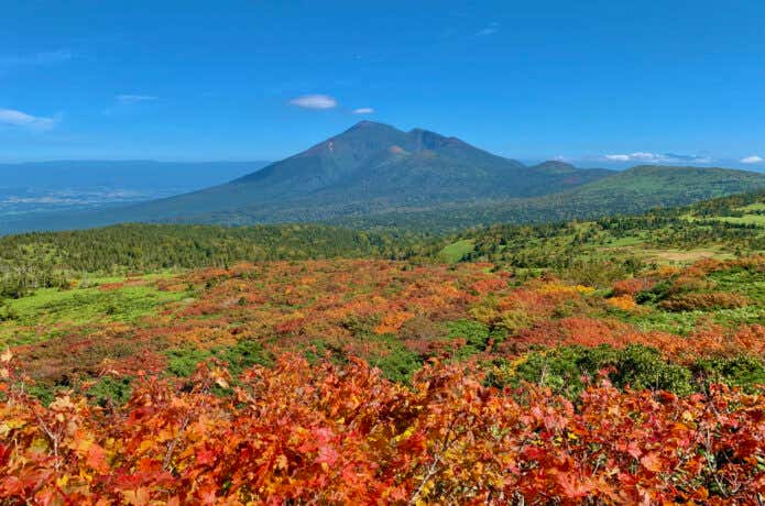 三ツ石山の紅葉と岩手山