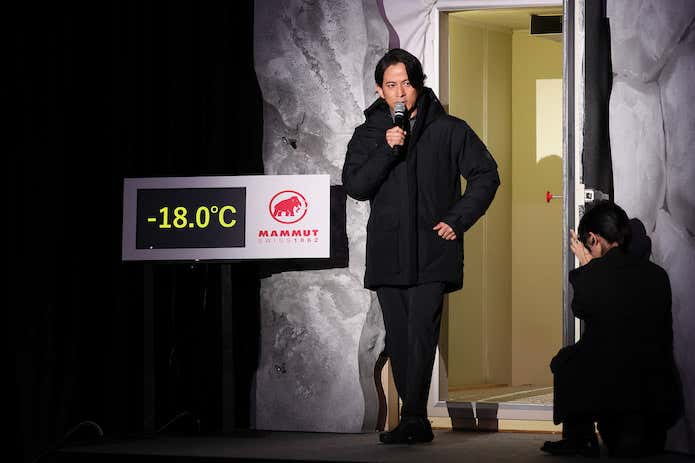 雪山を再現した部屋で保温性を実感する岡田さん