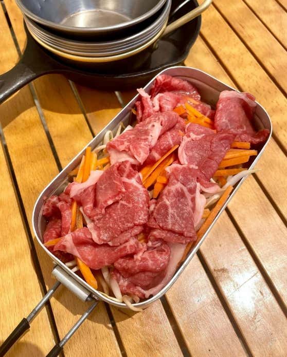 ①牛肉、にんじん、ニラは食べやすい大きさに切る。②メスティンにお米、焼き肉のたれ、コチュジャン、鶏がら顆粒、みりん、酒を入れ、リベット(メスティン内側にある丸ぽち)の真ん中に水を合わせる。合わせてから牛肉、にんじん、もやしを入れる。