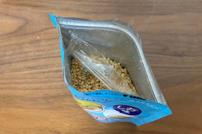 開口部は、便利なチャック付き