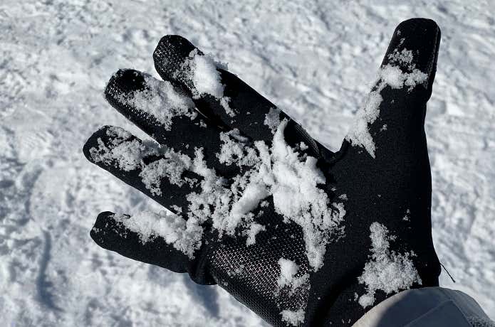 雪が付着しても手指が濡れないように