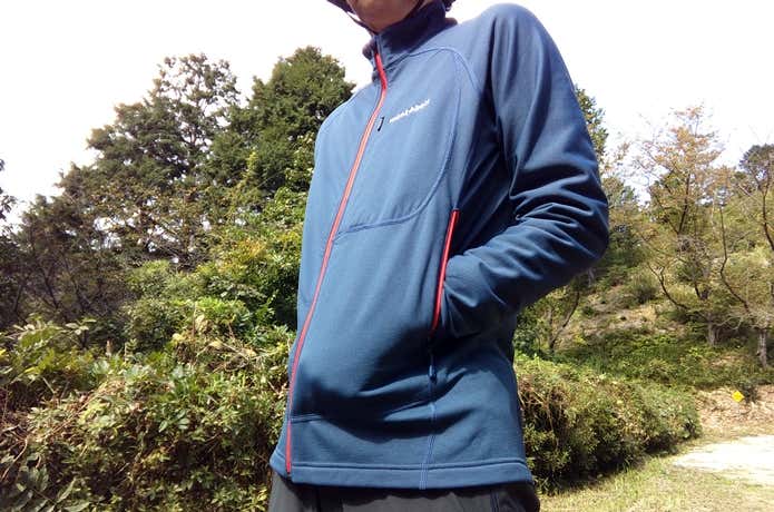 モンベルのフリースを着ている登山者