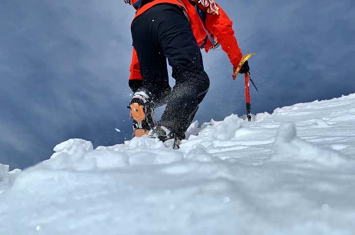 手袋の内側が蒸れない工夫も必要になる雪山のラッセル
