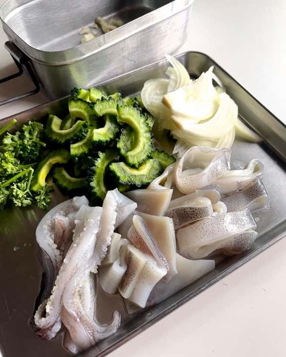 いかのワタなどを取り下処理し食べやすい大きさに切る。ゴーヤは中わたを取り食べやすい大きさに切る。玉ねぎは薄切りにする。