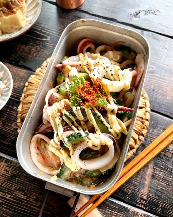 調味料が回ったらごま油を入れる。最後にマヨネーズ、七味唐辛子を入れて出来上がり。