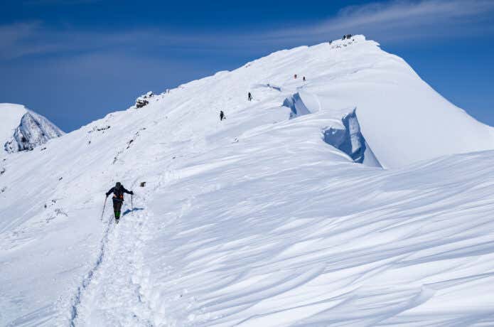 雪山を登る登山者