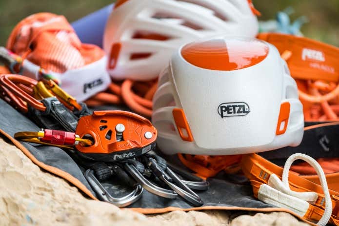 わずか 170g の登山・クライミング用ヘルメット、ペツル