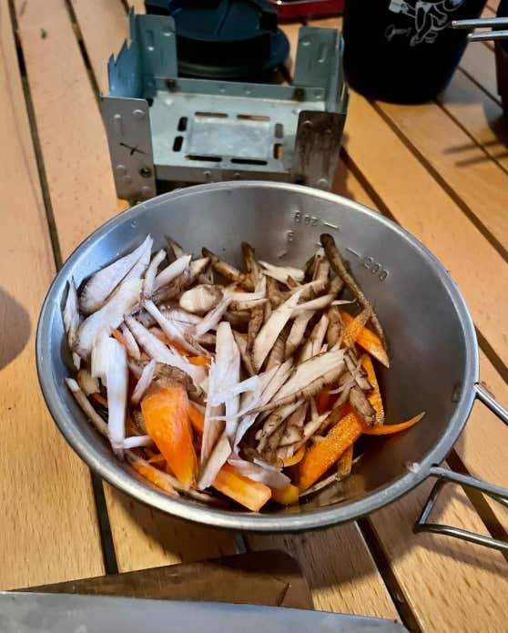 ①鶏肉を食べやすい大きさに切る。ごぼう、にんじんをささがきにする。