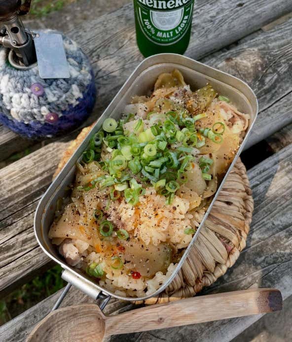 ②蓋をして、固形燃料で25分程度炊飯する。③炊き上がったらタオルなどを巻いて10分保温する。④蓋を開けバターを混ぜて、ごま油、こしょうをかけて出来上がり。