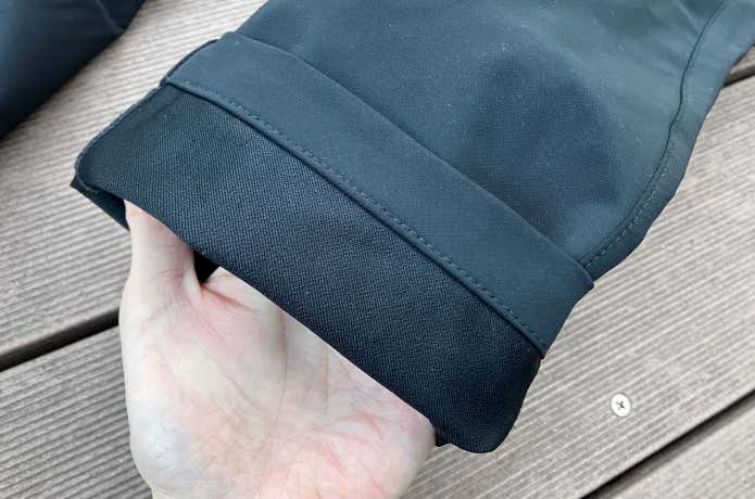 冬向けの登山パンツの起毛した裏地