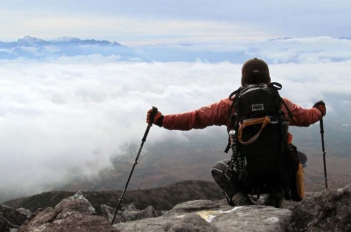 登山中の男性の後ろ姿