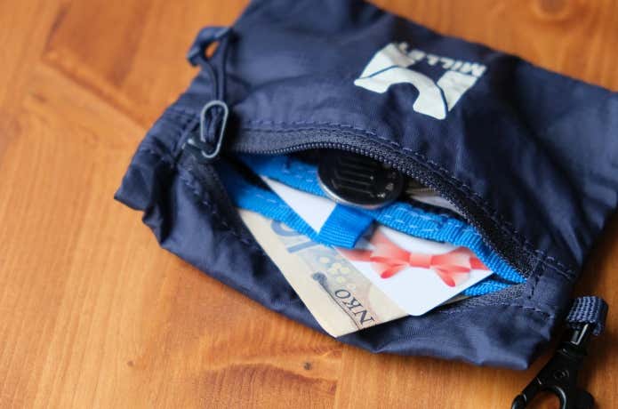 小銭やお札、カードを収納したミニパッカブルウォレット