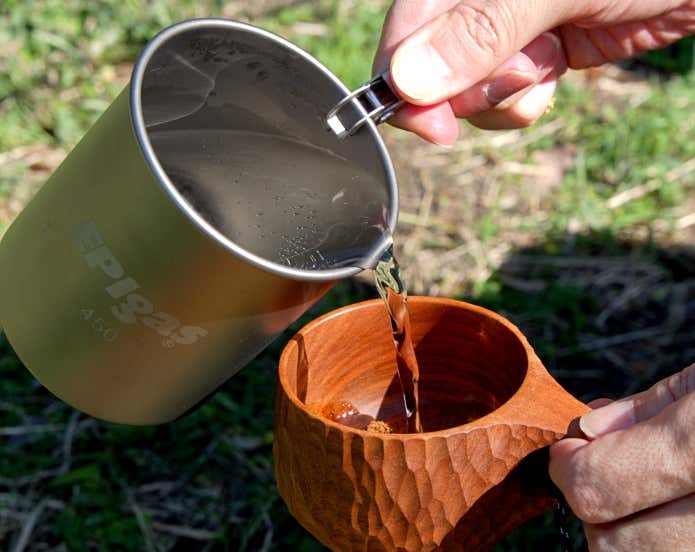 EPIgasのピンチリフターでお湯を注ぐ様子