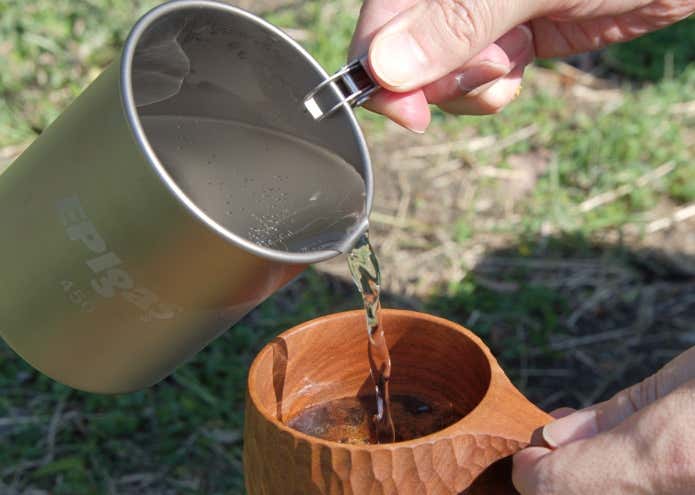 EPIgasのピンチリフターでお湯を注ぐ様子