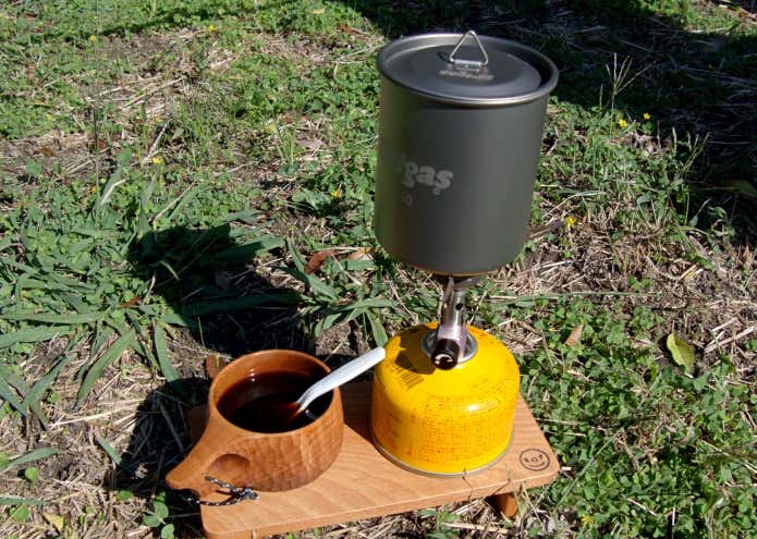 山でコーヒーを作る様子