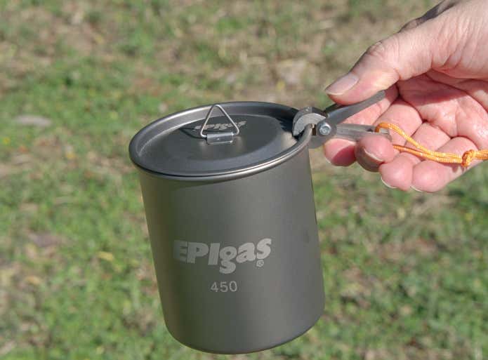 EPIgasのピンチリフターで蓋付きのクッカーを持ち上げる様子