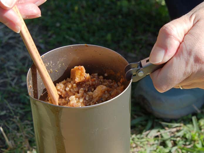 EPIgasのピンチリフターを使いながら調理する様子