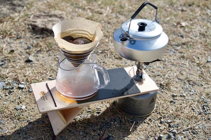 テーブルを使ってコーヒーを淹れる