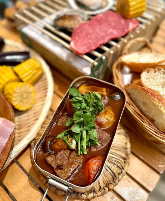 ④20分程度煮込んだら、デミグラス、赤みそ入れて5~10分程度煮込む。⑤最後にバター、クレソンを入れて出来上がり。