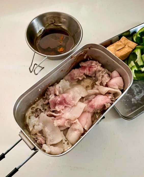 ②メスティンに火にかけて、サラダ油入れて熱し、豚バラを入れて炒める。
