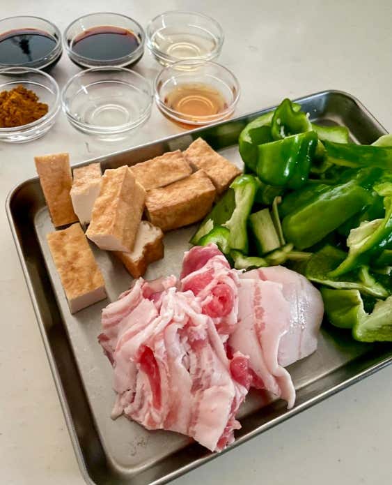 ①豚バラ、厚揚げは食べやすい大きさに切る。ピーマンは種を取り、乱切りにする。