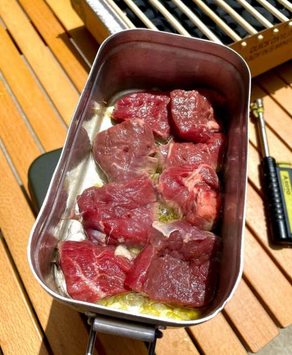 ①牛肉、じゃがいも、にんじん、きのこは食べやすい大きさに切る。玉ねぎはくし切りにする。②メスティンにオリーブオイル(分量外)、にんにくを入れて火で熱し、牛肉を焼く。
