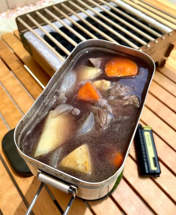 ③牛肉に焼き目がついたら、玉ねぎをさっと炒め、じゃがいも、にんじん、きのこ、赤ワイン、水、和風顆粒だし、砂糖、塩、こしょう入れて煮込む。