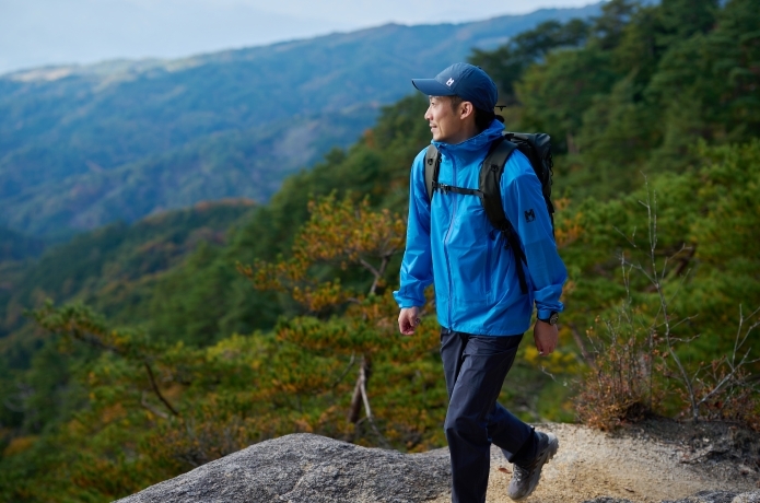 ミレーのレインウェアを着用して歩く人