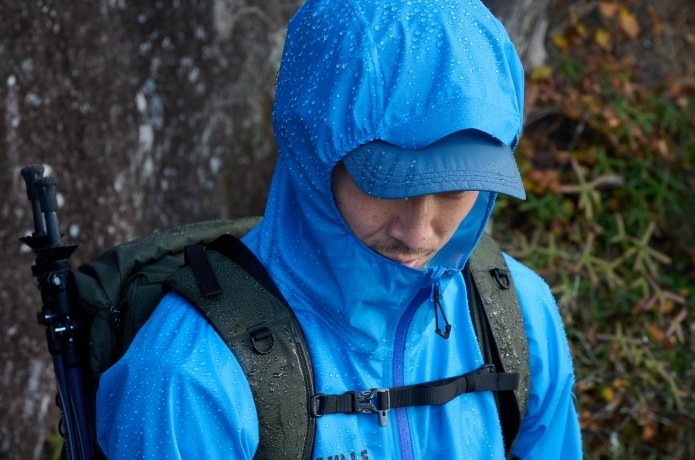 ミレーのレインウェアが濡れている様子