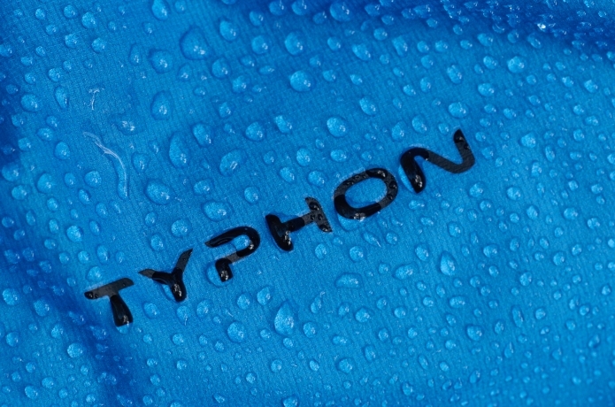 水滴のかかった「ティフォン」のロゴ