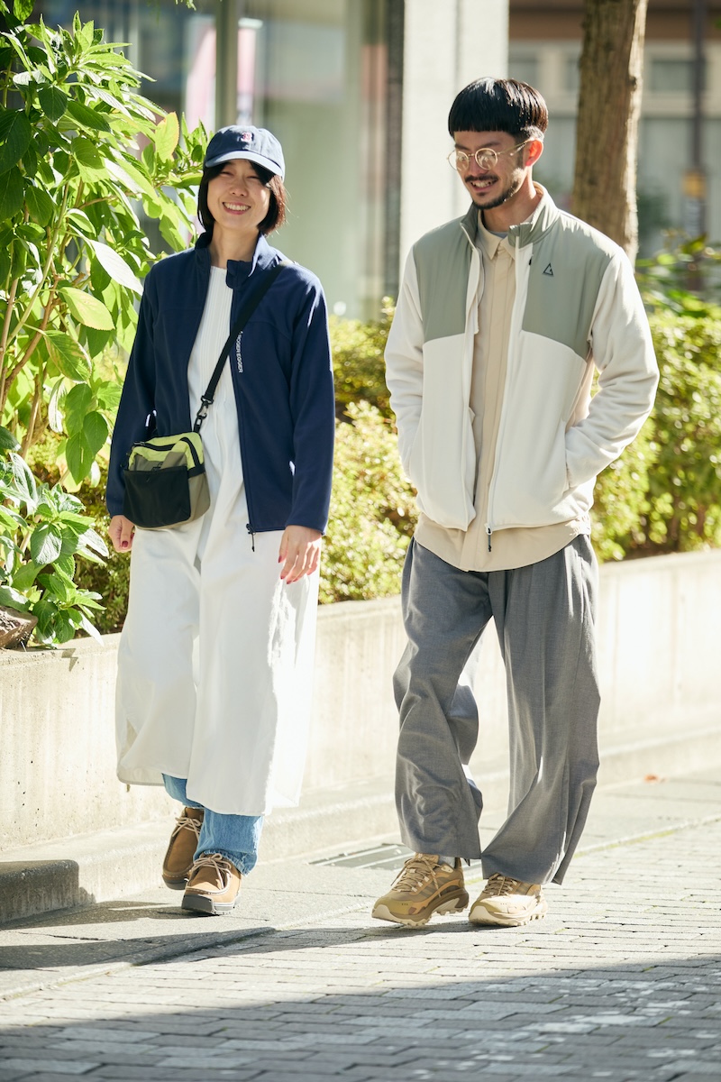 ルフトスタンドフリースを街で着こなす男女