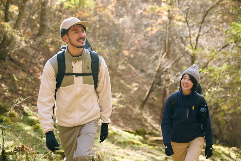 ルフトスタンドフリースを着て登山する男女