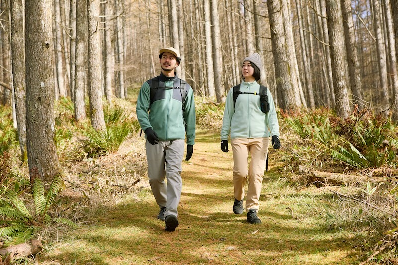 フリースを着て登山する男女