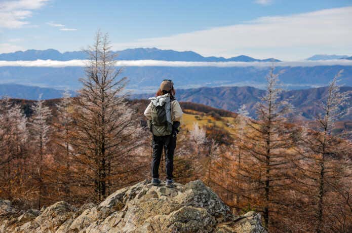 秋の登山をしている人