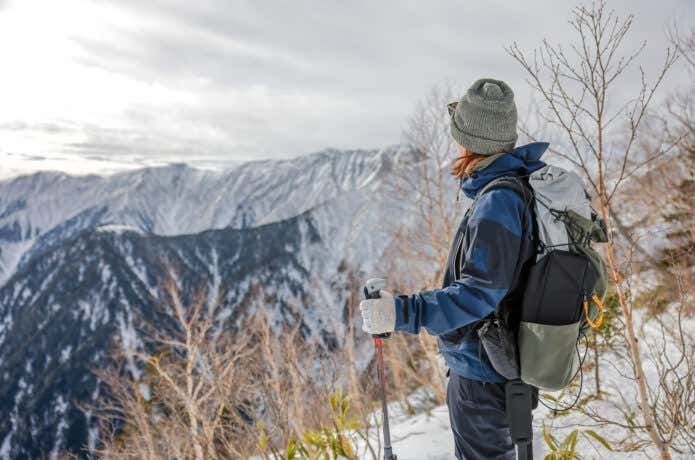 冬の登山を楽しむ人