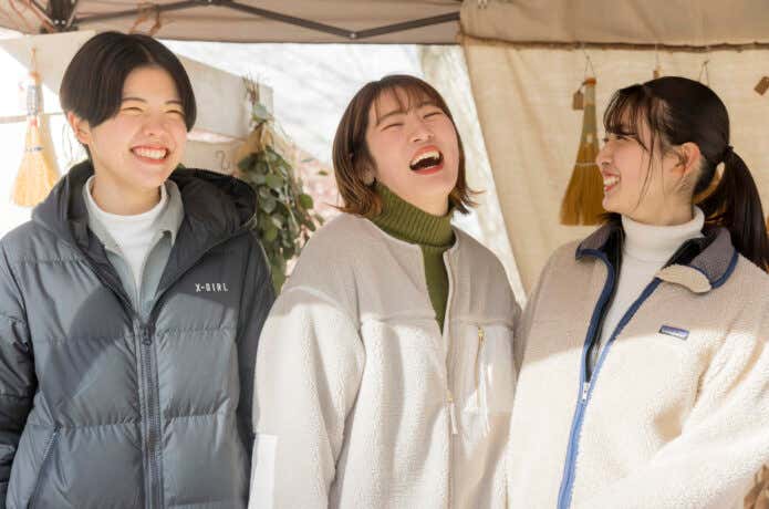 笑い合う若者
