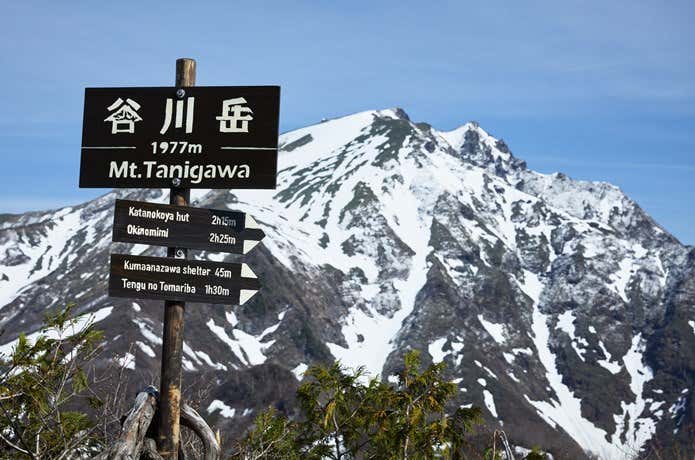残雪の谷川岳